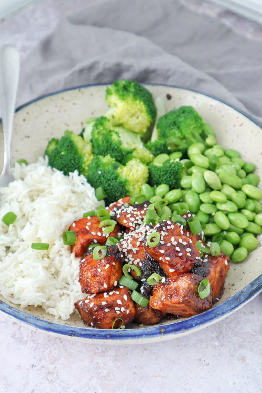 Salmon bites (somon glazurat cu sos de soia și miere) Taste Bazaar