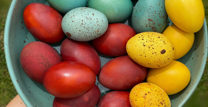 Ouă vopsite natural