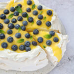 Pavlova cu lemon curd și afine