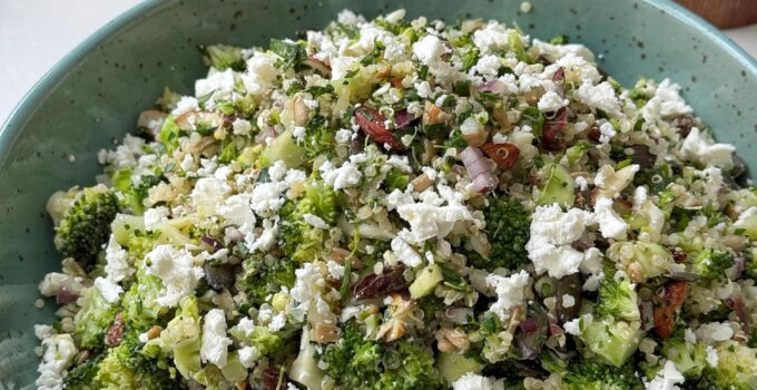 Salată de broccoli cu quinoa