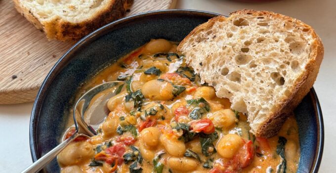 Mâncare de fasole cu roșii și smântână