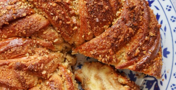 Cozonac coroniță cu nucă