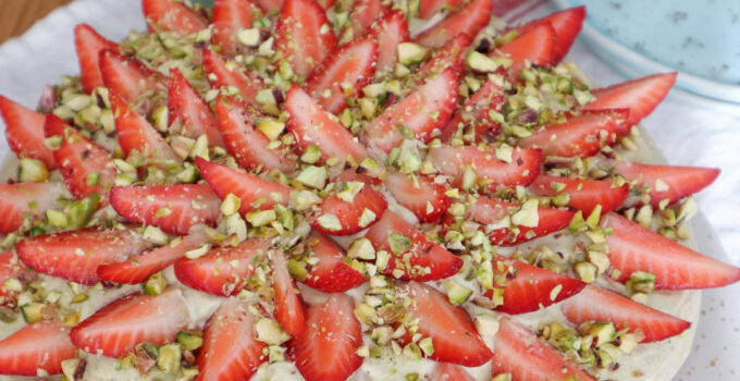 Tort de căpșuni cu fistic